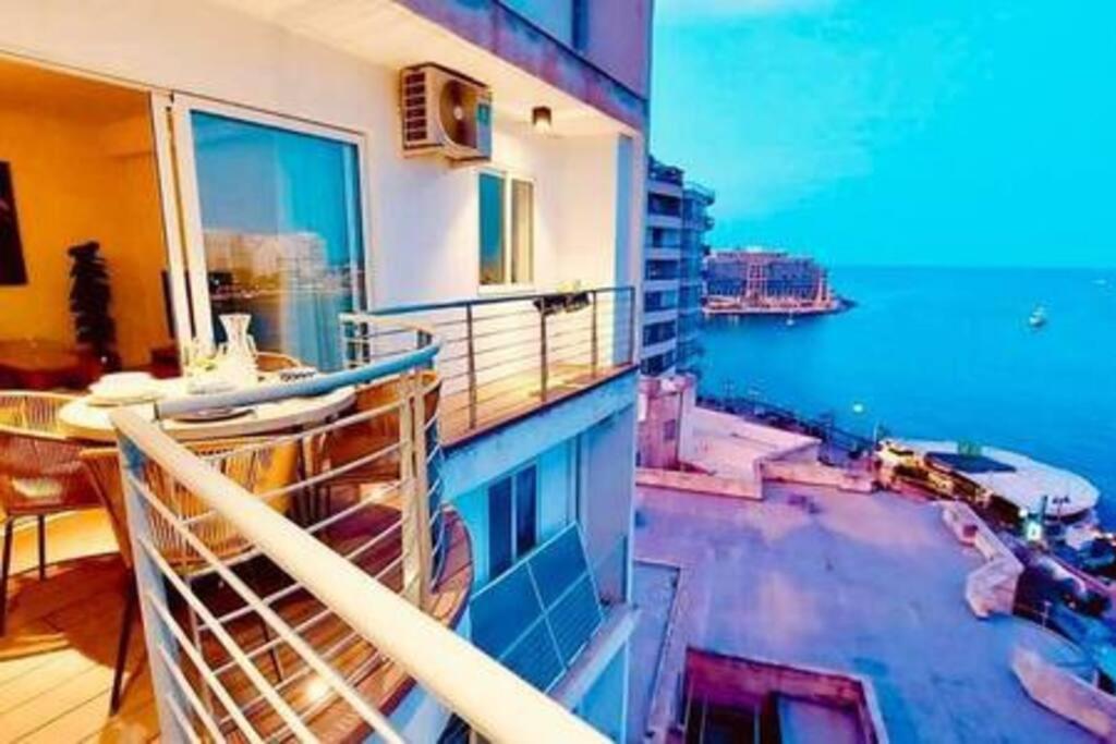 Stunning Beachfront Apartment In St Julians Sliema Exterior photo