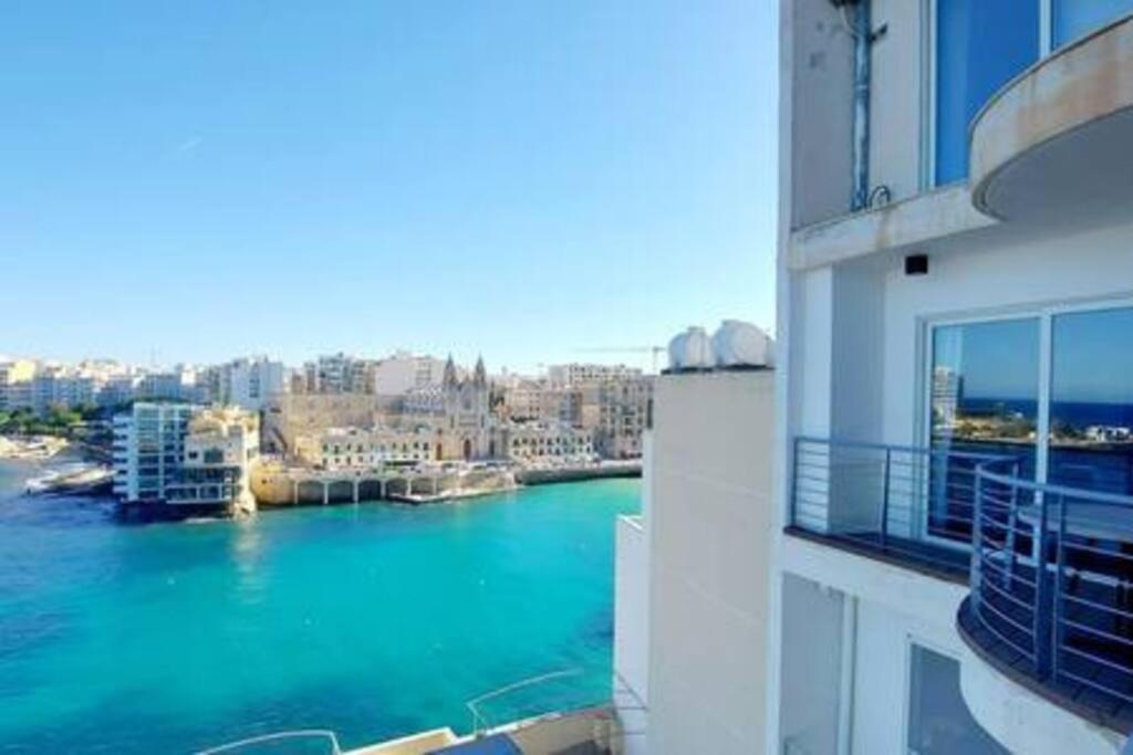 Stunning Beachfront Apartment In St Julians Sliema Exterior photo