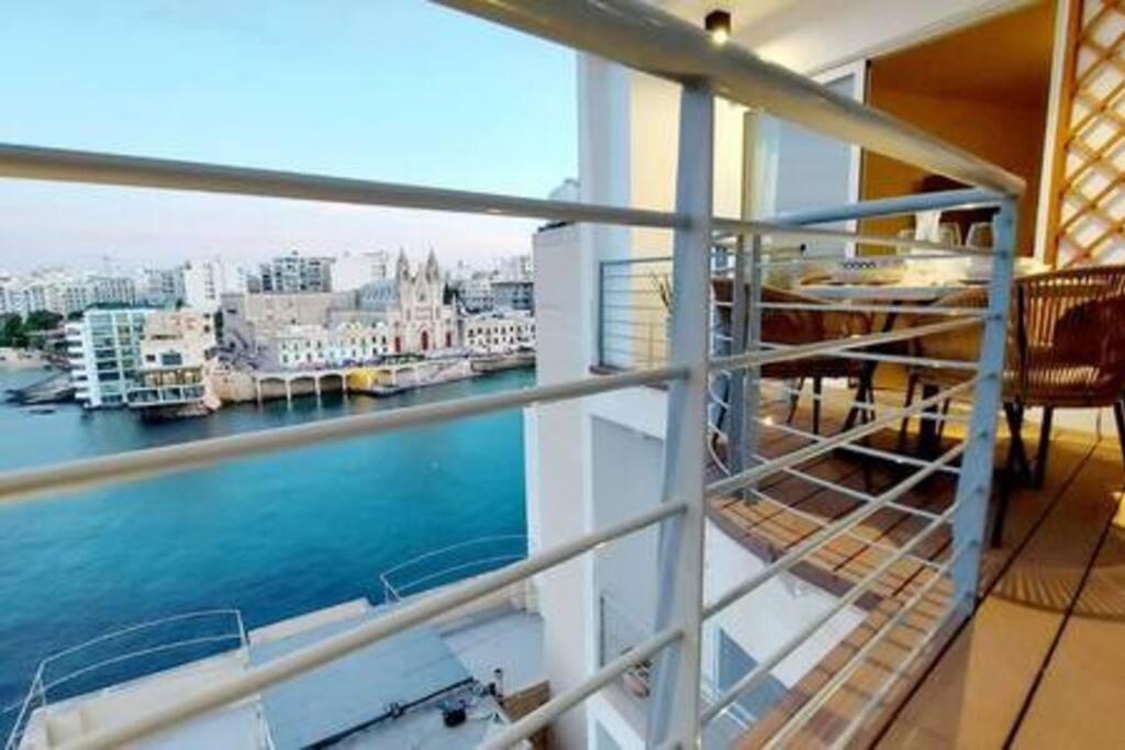 Stunning Beachfront Apartment In St Julians Sliema Exterior photo