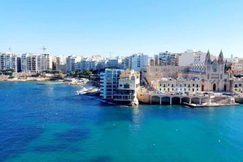 Stunning Beachfront Apartment In St Julians Sliema Exterior photo